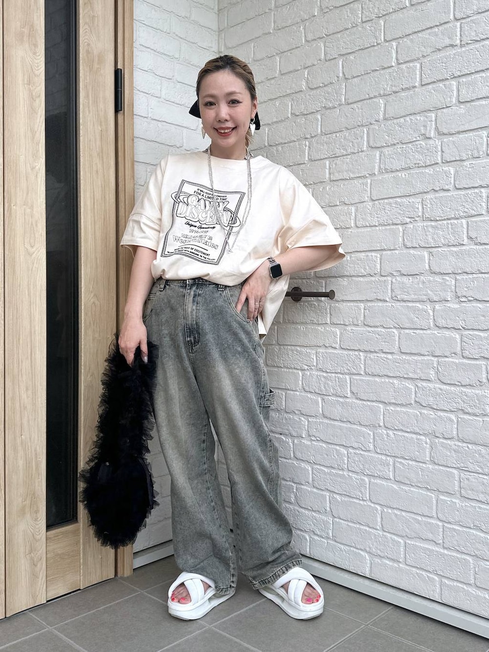 ブラック系のショルダーバッグ、ホワイト系のサンダル、その他のデニムパンツを着用したレディースの夏コーディネートの6枚目の写真