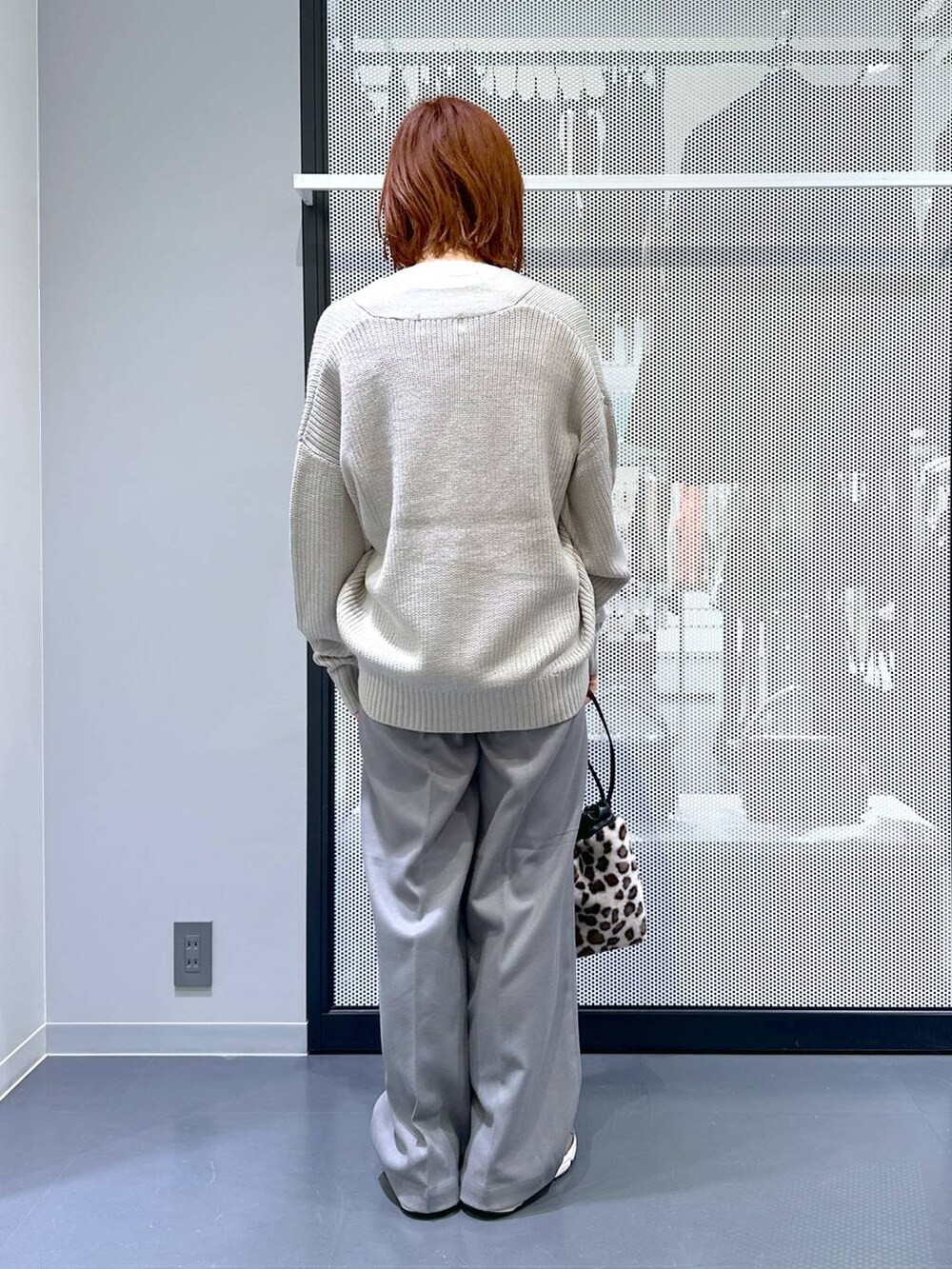 ブラウン系のスニーカー、グレー系のカーディガン/ボレロ、その他のショルダーバッグを着用したレディースの冬コーディネートの3枚目の写真