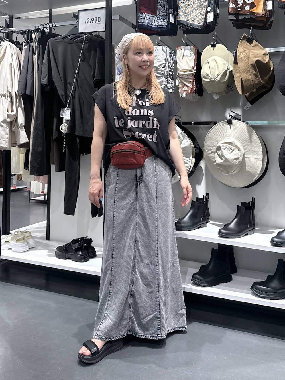 ブラック系のTシャツ/カットソー、レッド系のボディバッグ/ウエストポーチ、ブラック系のデニムスカートを着用したレディースの夏コーディネートの6枚目の写真
