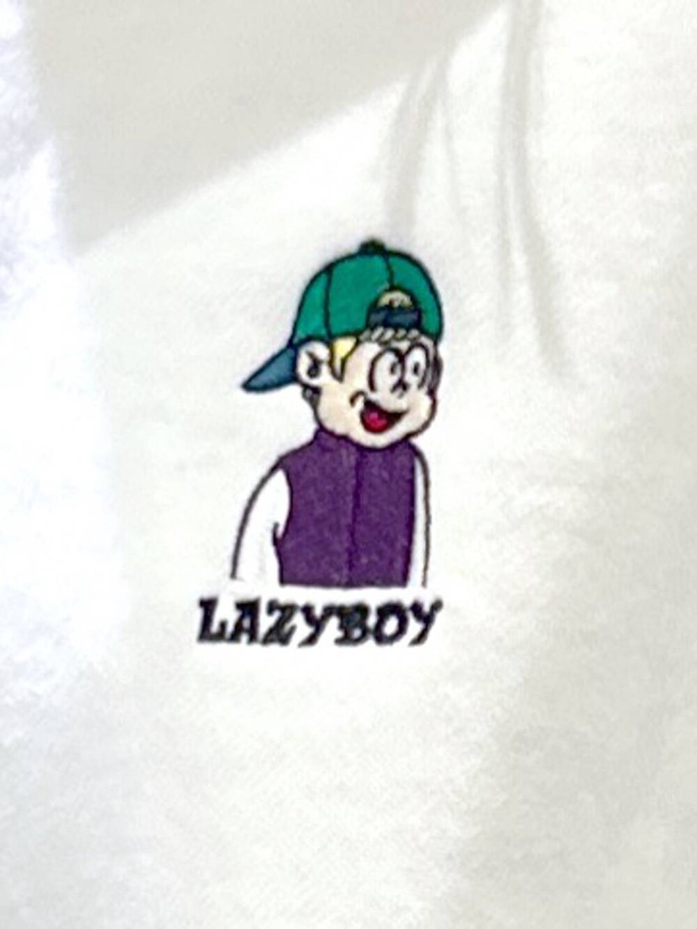 ベージュ系のブルゾン、ブラック系のブーツ、ホワイト系のスウェットを着用したレディースの冬コーディネートの9枚目の写真