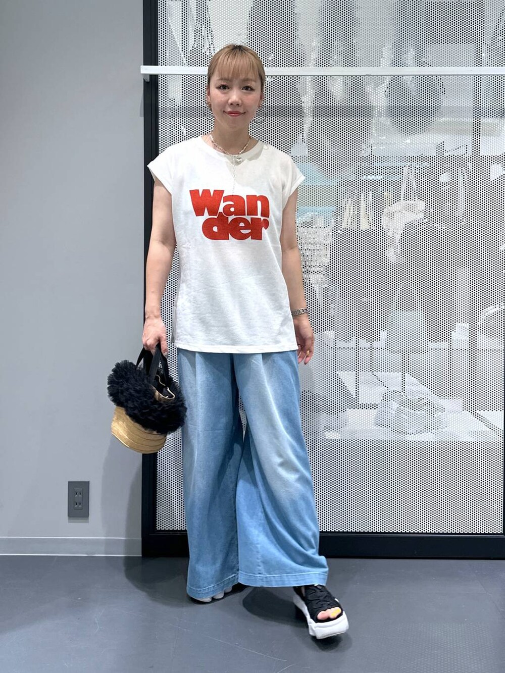 ベージュ系のショルダーバッグ、ブルー系のデニムパンツ、ホワイト系のTシャツ/カットソーを着用したレディースの夏コーディネートの4枚目の写真