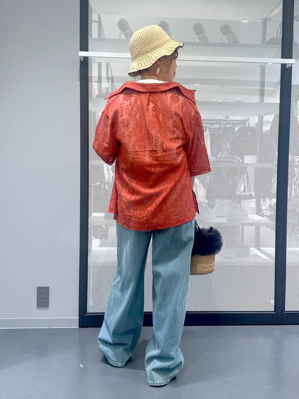 ブルー系のデニムパンツ、ホワイト系のTシャツ/カットソー、ベージュ系のショルダーバッグを着用したレディースの春コーディネートの5枚目の写真