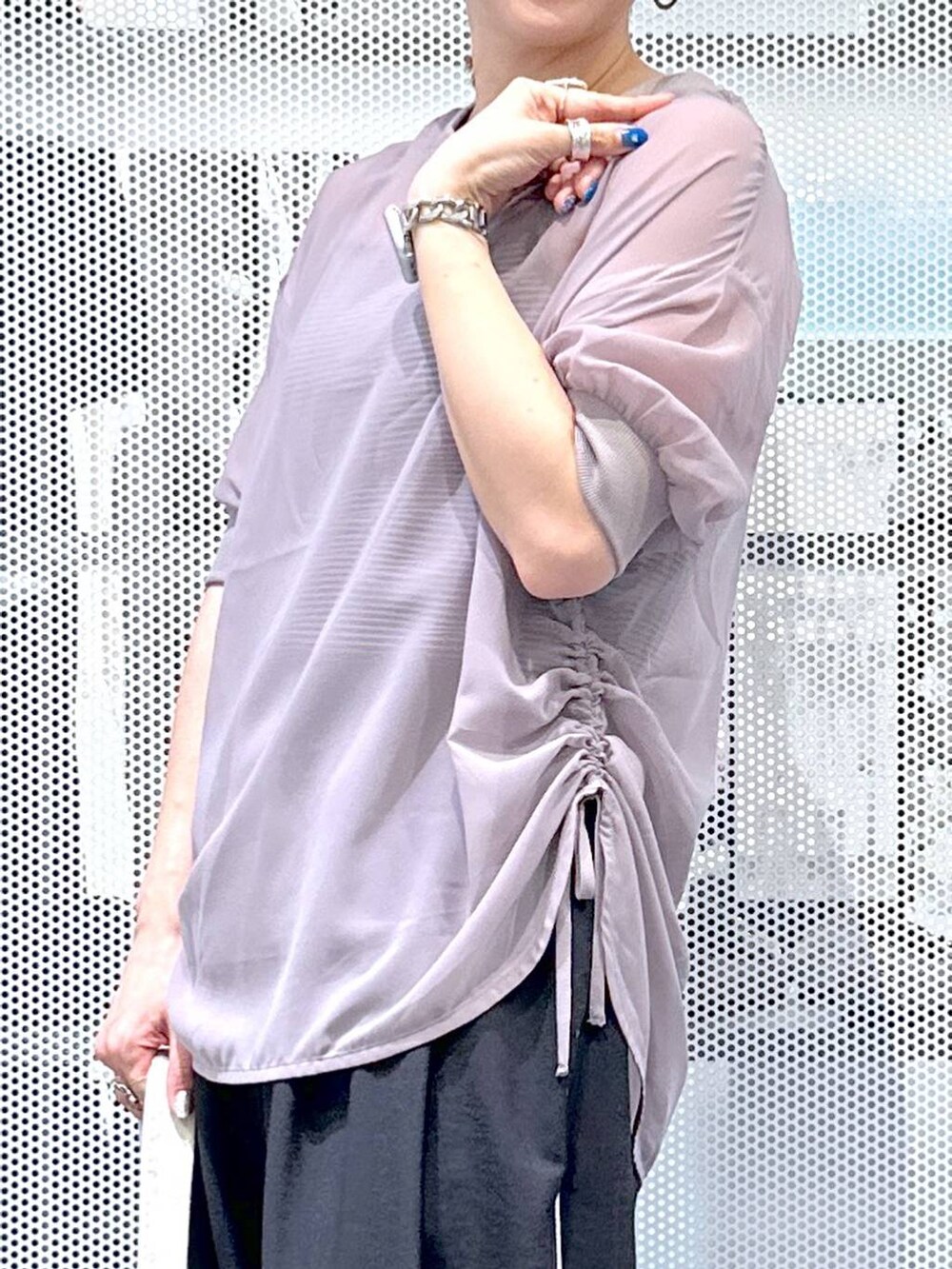 ホワイト系のキャミソール、ブラック系のその他パンツ、その他のエコバッグ/サブバッグを着用したレディースの夏コーディネートの7枚目の写真