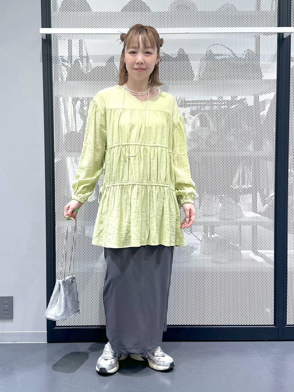 「シンプル、カジュアル、差し色コーデ、着痩せ、ママコーデ、ラフ、きれいめ、ガーリー、LAKOLE」｜「LAKOLEのボリューム3連フープピアス / 156256（ピアス（両耳用）、ブラウン系）」を使った、riya.さん（レディース・158cm）の春コーディネートの2枚目の写真