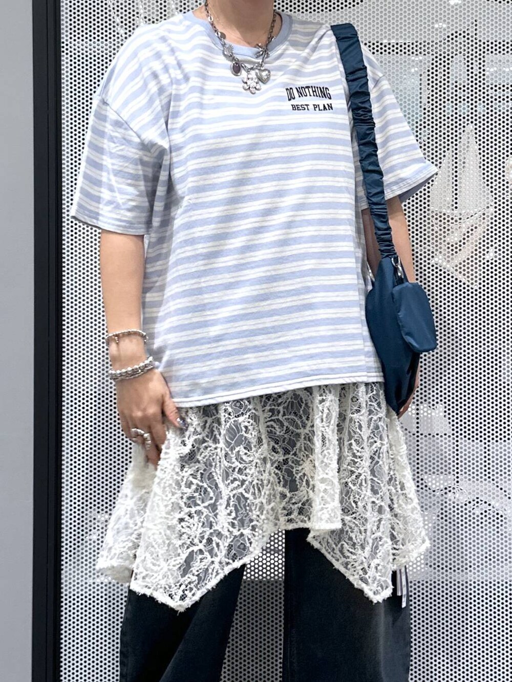 ブルー系のTシャツ/カットソー、ブルー系のデニムパンツ、ベージュ系のチュニックを着用したレディースの夏コーディネートの4枚目の写真