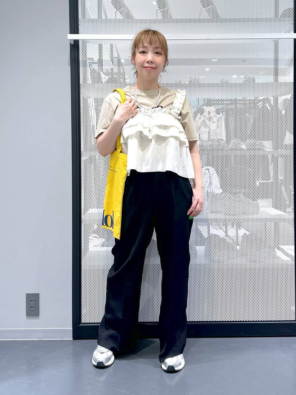 ホワイト系のその他トップス、ベージュ系のTシャツ/カットソー、イエロー系のトートバッグを着用したレディースの春コーディネートの2枚目の写真