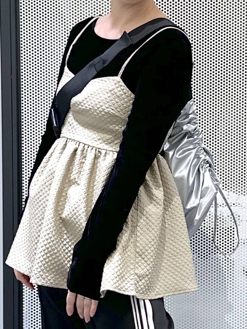 ベージュ系のスニーカー、ブラック系のその他パンツ、ブラック系のTシャツ/カットソーを着用したレディースの冬コーディネートの4枚目の写真