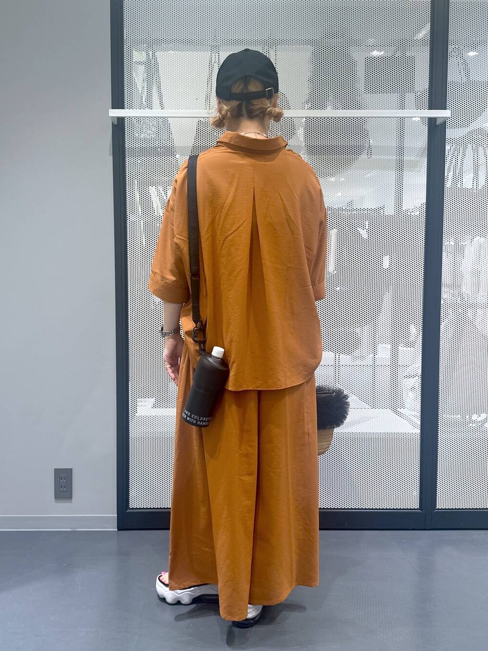 ベージュ系のショルダーバッグ、ブラウン系のその他パンツ、ブラウン系のシャツ/ブラウスを着用したレディースの春コーディネートの4枚目の写真