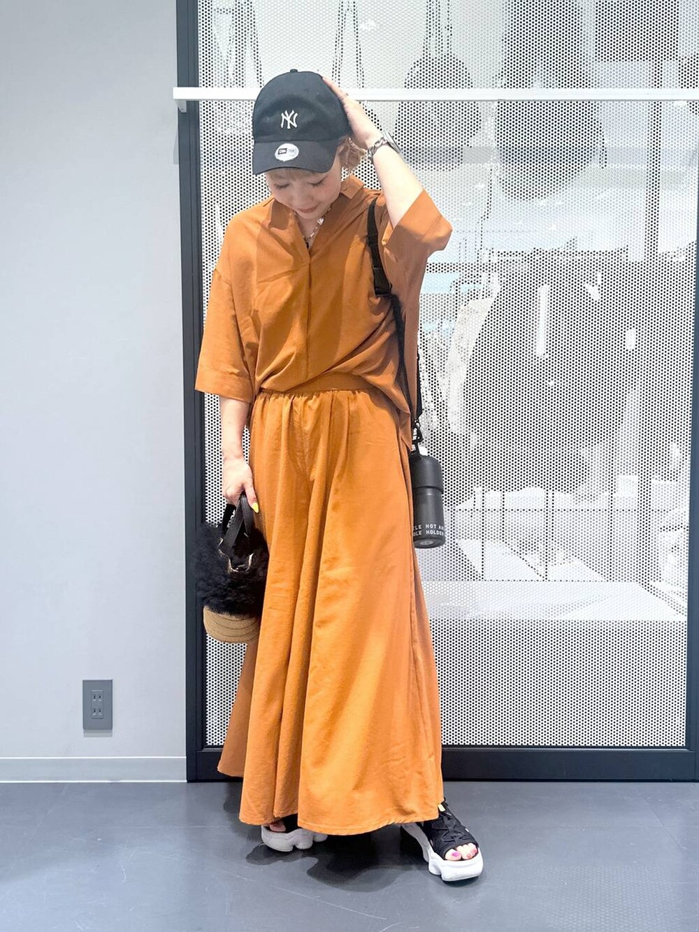 ベージュ系のショルダーバッグ、ブラウン系のその他パンツ、ブラウン系のシャツ/ブラウスを着用したレディースの春コーディネートの2枚目の写真