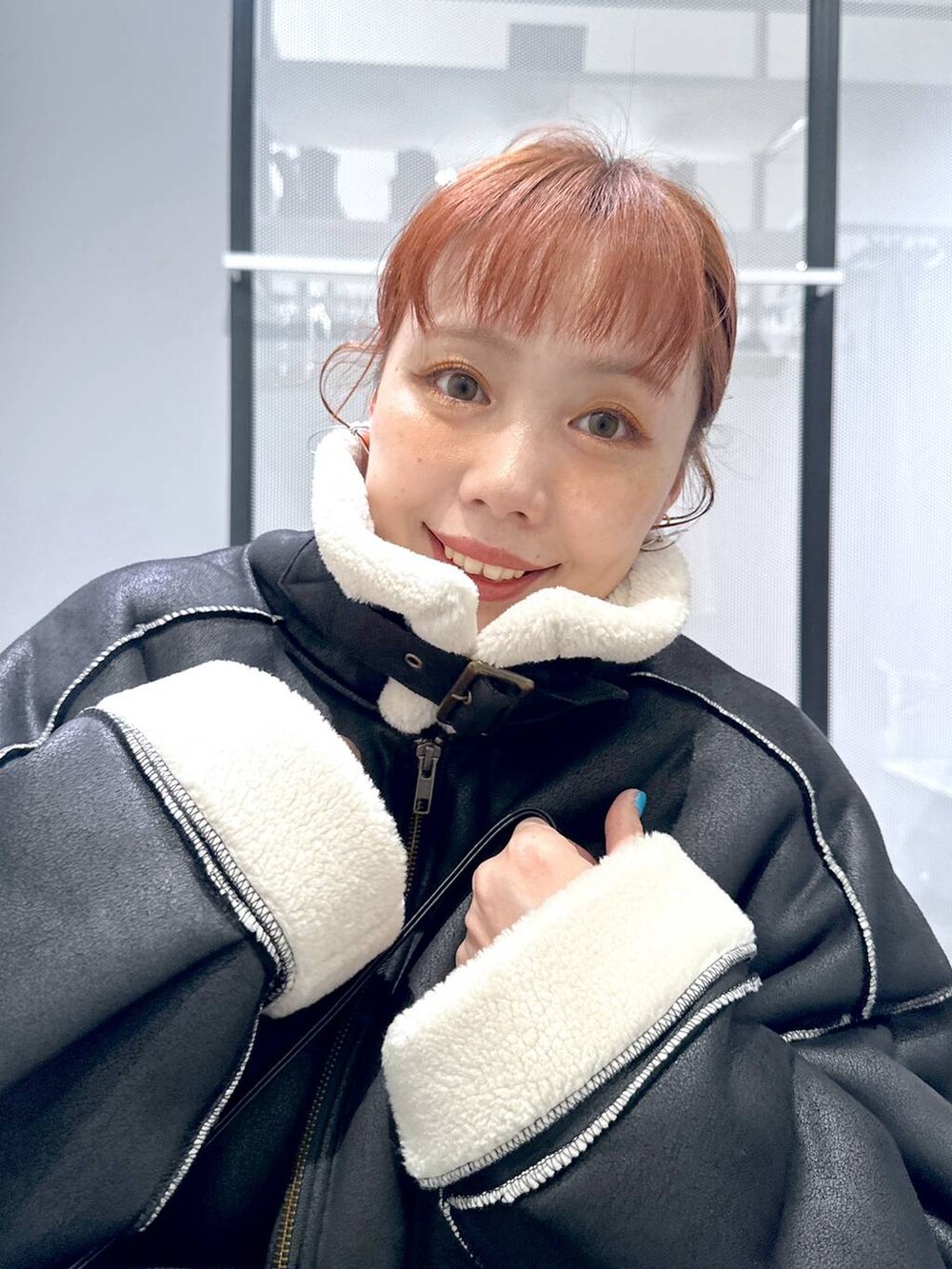 ブラック系のブルゾン、ブラック系のブーツ、シルバー系のショルダーバッグを着用したレディースの秋コーディネートの6枚目の写真