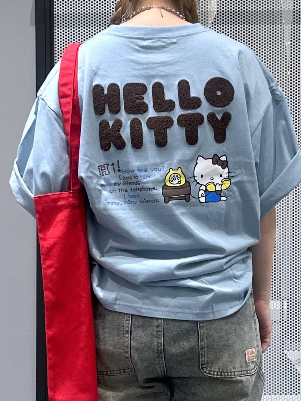 その他のその他パンツ、ブラック系のショルダーバッグ、その他のピアス（両耳用）を着用したレディースの春コーディネートの3枚目の写真