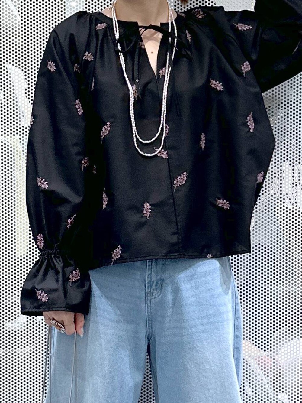 ブルー系のデニムパンツ、その他のショルダーバッグ、ブラック系のシャツ/ブラウスを着用したレディースの春コーディネートの5枚目の写真