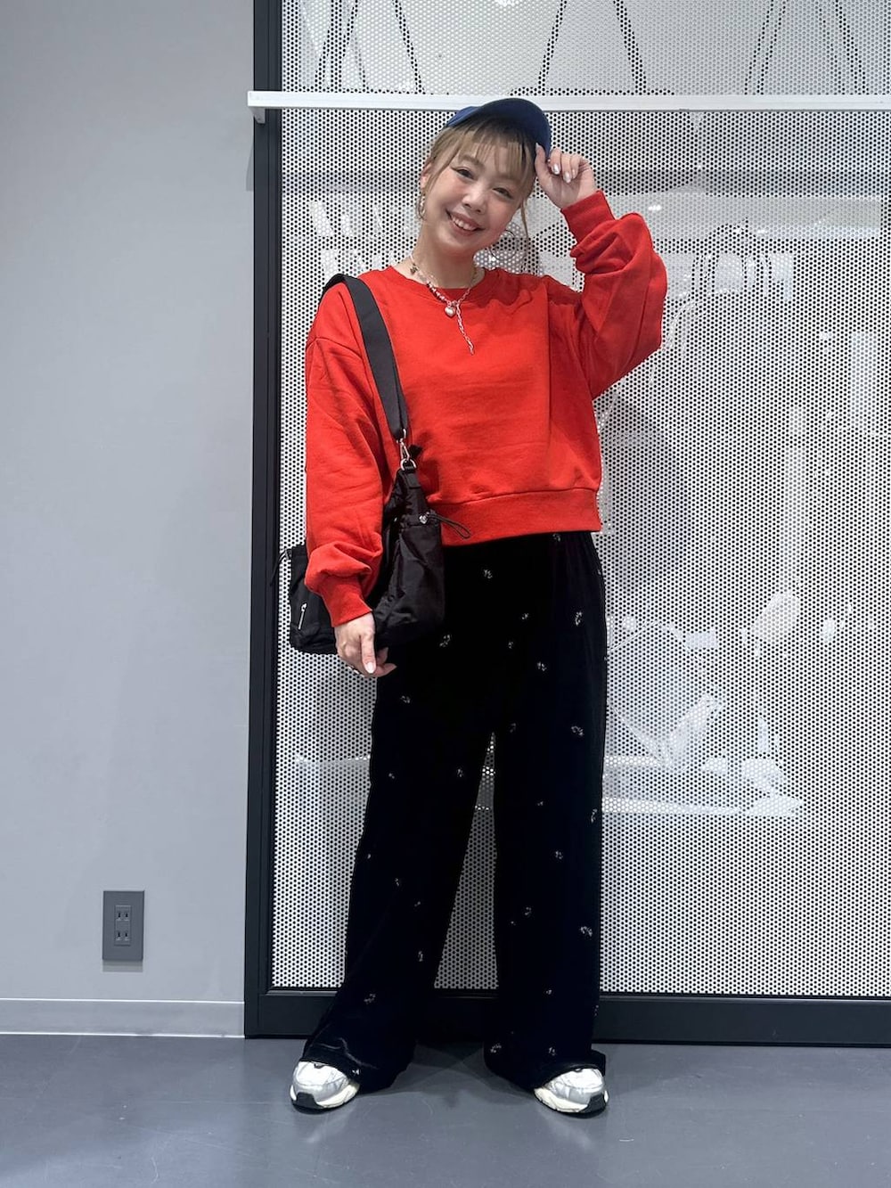 ブラック系のトートバッグ、ブラック系のその他パンツ、レッド系のスウェットを着用したレディースの秋コーディネートの6枚目の写真