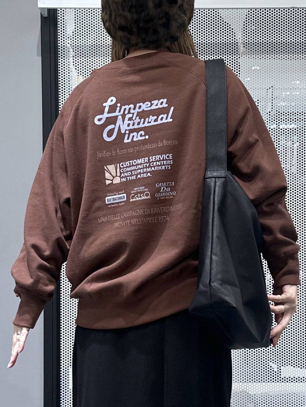 ブラック系のスカート、ブラック系のショルダーバッグ、その他のピアス(両耳用)を着用したレディースの冬コーディネートの4枚目の写真