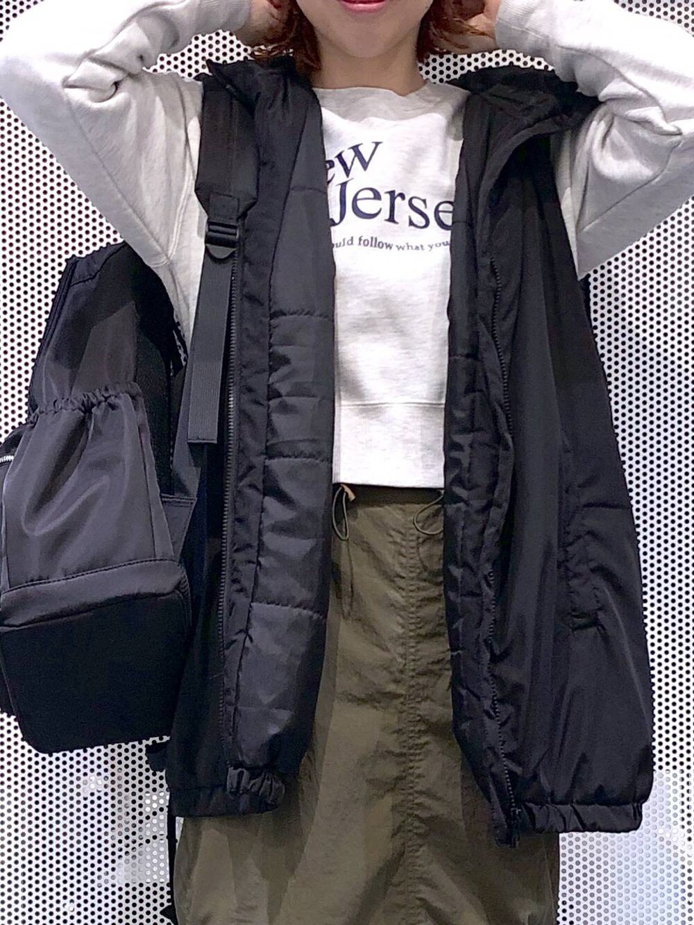 ブラック系のバックパック/リュック、グリーン系のスカート、ブラック系のベストを着用したレディースの冬コーディネートの8枚目の写真