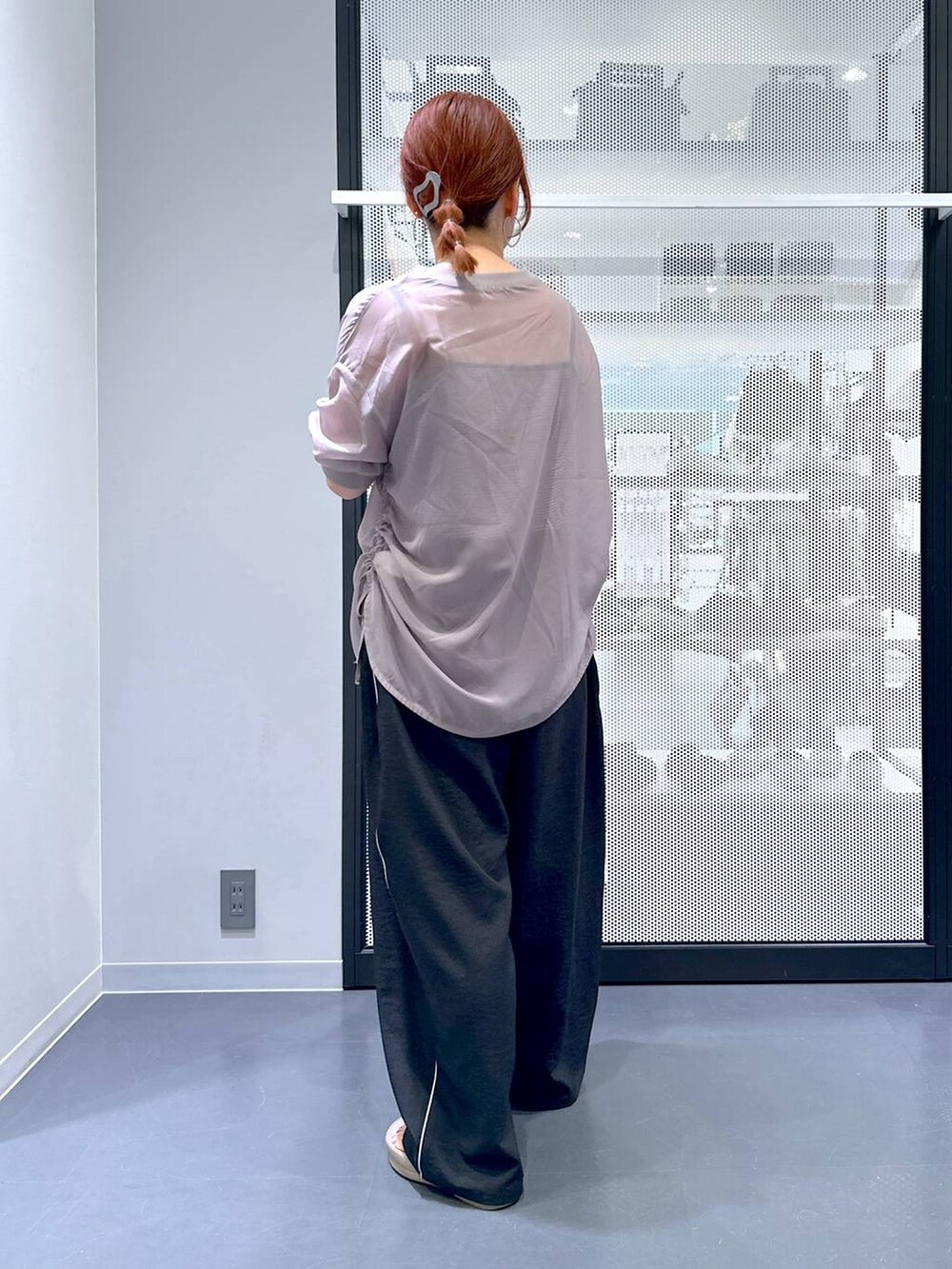 ホワイト系のキャミソール、ブラック系のその他パンツ、その他のエコバッグ/サブバッグを着用したレディースの夏コーディネートの3枚目の写真