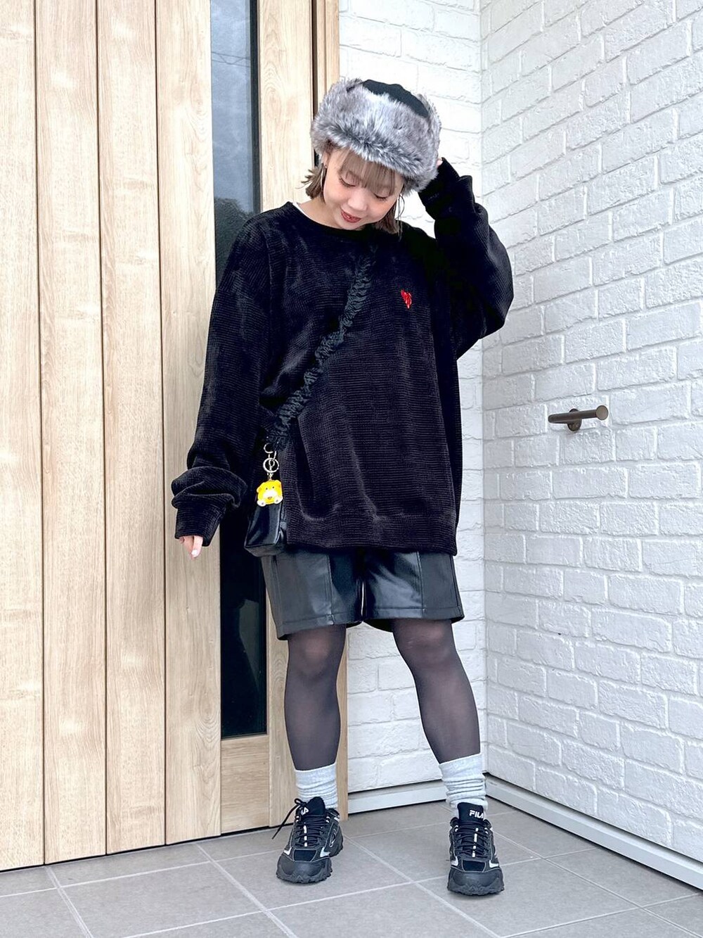 グレー系のスニーカー、ブラック系のその他パンツ、ブラック系のスウェットを着用したレディースの秋コーディネートの2枚目の写真