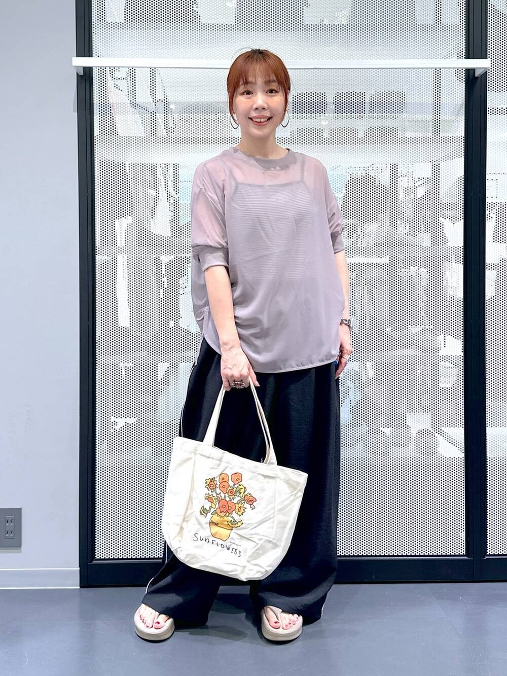 ホワイト系のキャミソール、ブラック系のその他パンツ、その他のエコバッグ/サブバッグを着用したレディースの夏コーディネートの5枚目の写真