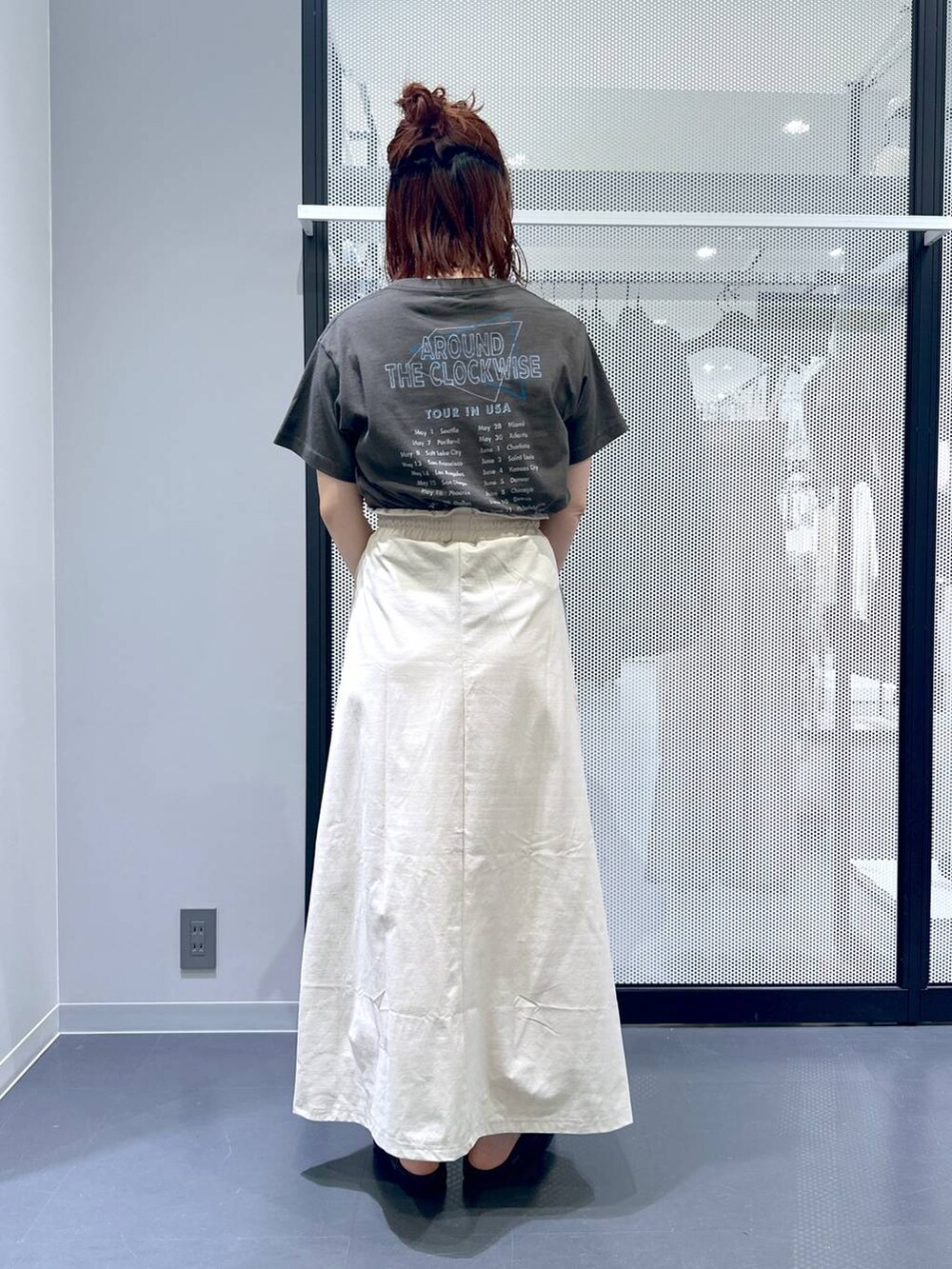 ベージュ系のスカート、ブラック系のサンダル、ベージュ系のショルダーバッグを着用したレディースの夏コーディネートの3枚目の写真