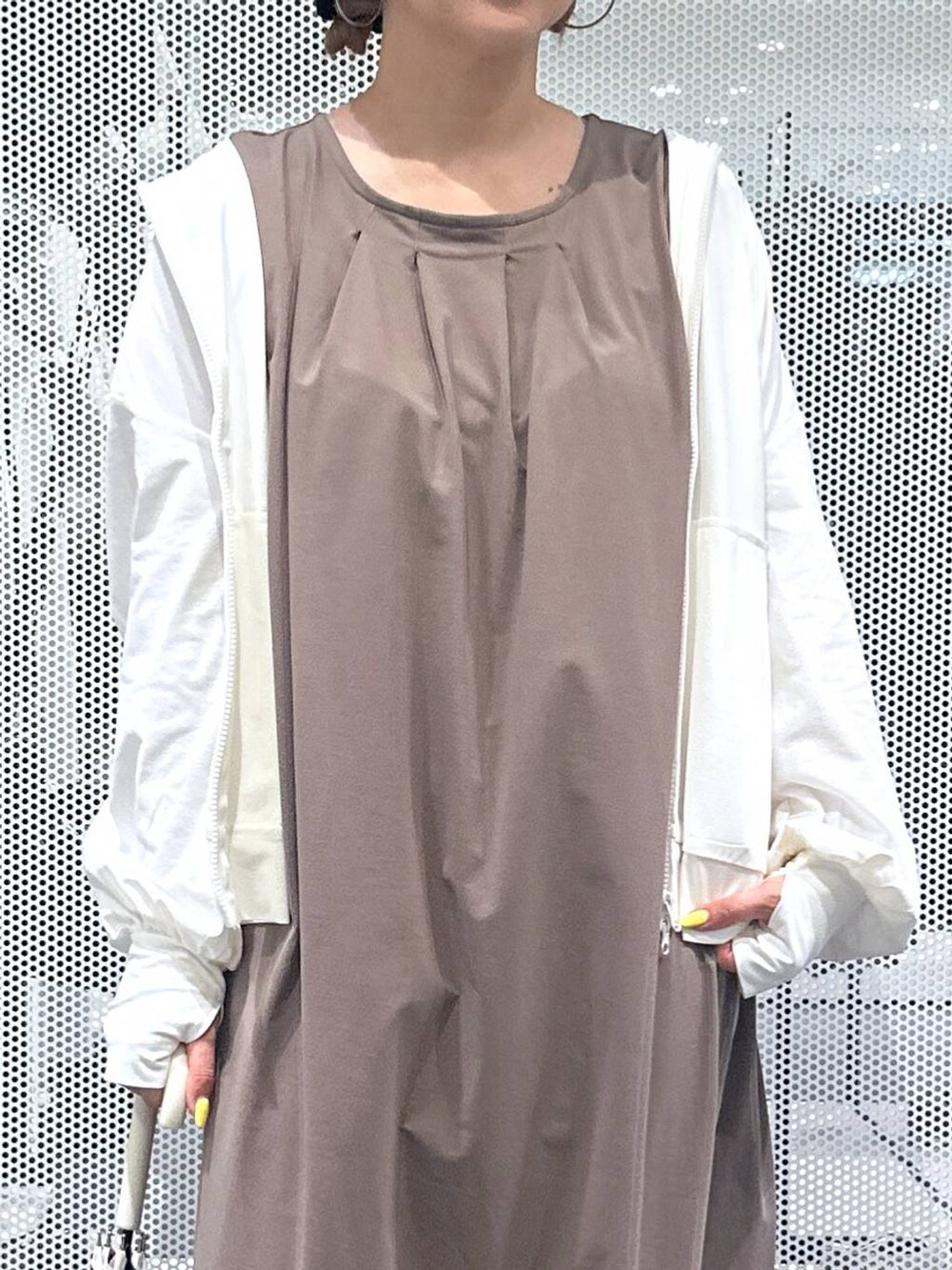 ブラウン系のワンピース、ブラック系のサンダル、ベージュ系の長傘を着用したレディースの春コーディネートの5枚目の写真