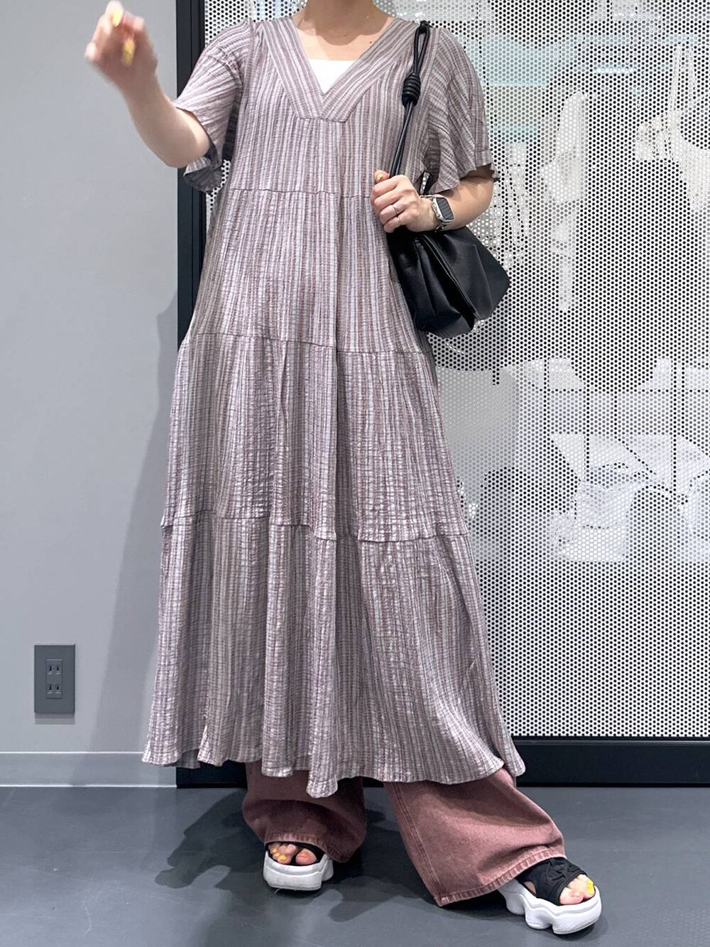 ホワイト系のキャミソール、グレー系のワンピース、ブラック系のショルダーバッグを着用したレディースの夏コーディネートの4枚目の写真