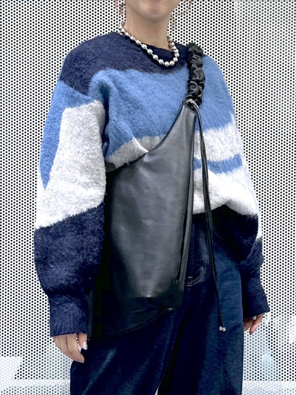 ブラウン系のスニーカー、ホワイト系のTシャツ/カットソー、ブルー系のデニムパンツを着用したレディースの冬コーディネートの5枚目の写真