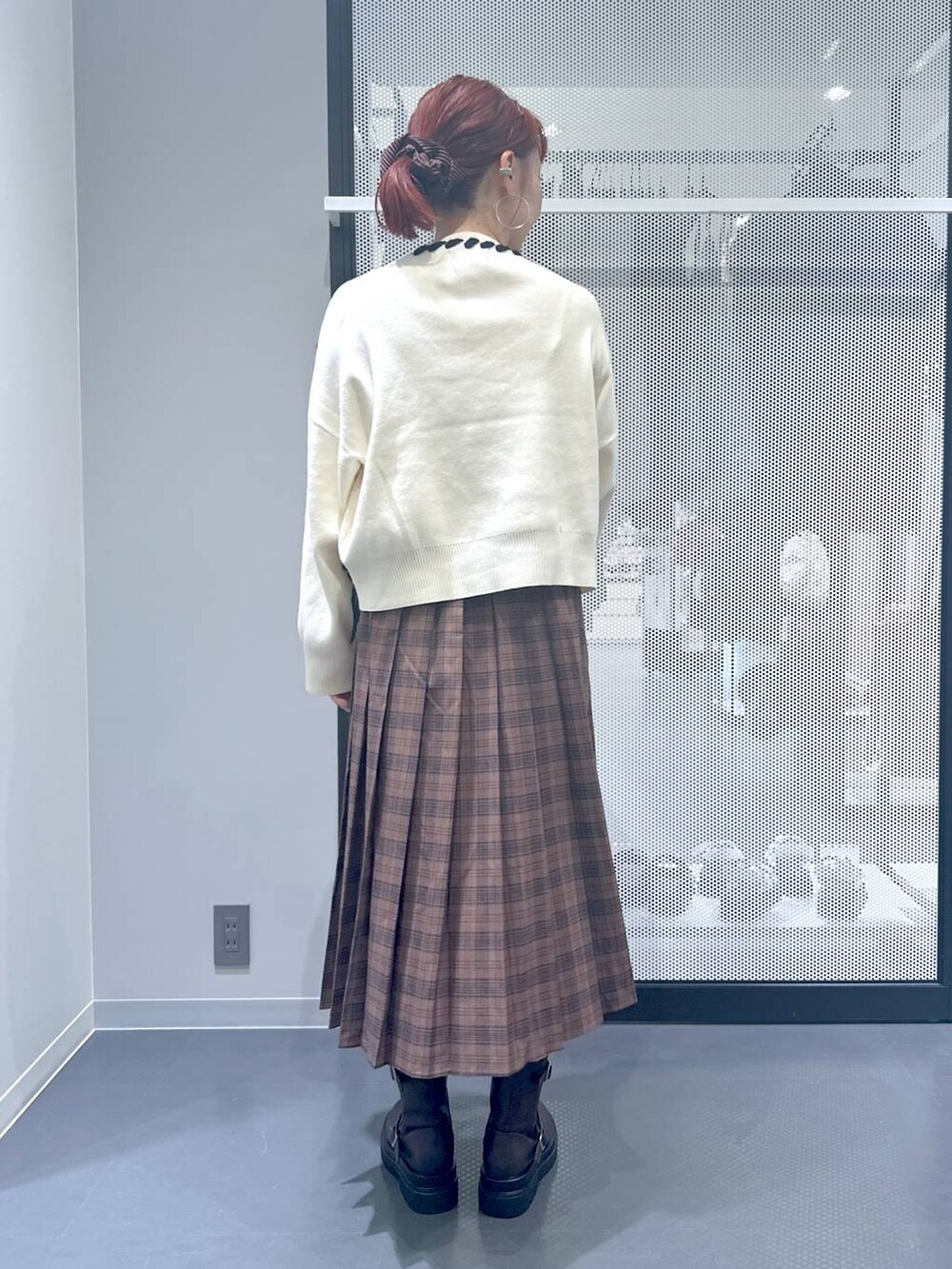 ホワイト系のショルダーバッグ、ブラック系のブルゾン、ブラウン系のブーツを着用したレディースの秋コーディネートの4枚目の写真