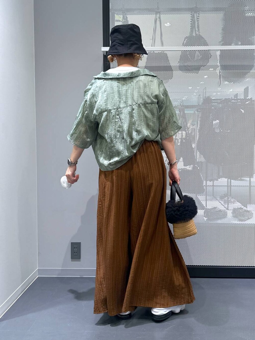 ベージュ系のショルダーバッグ、ホワイト系のTシャツ/カットソー、グリーン系のシャツ/ブラウスを着用したレディースの春コーディネートの3枚目の写真