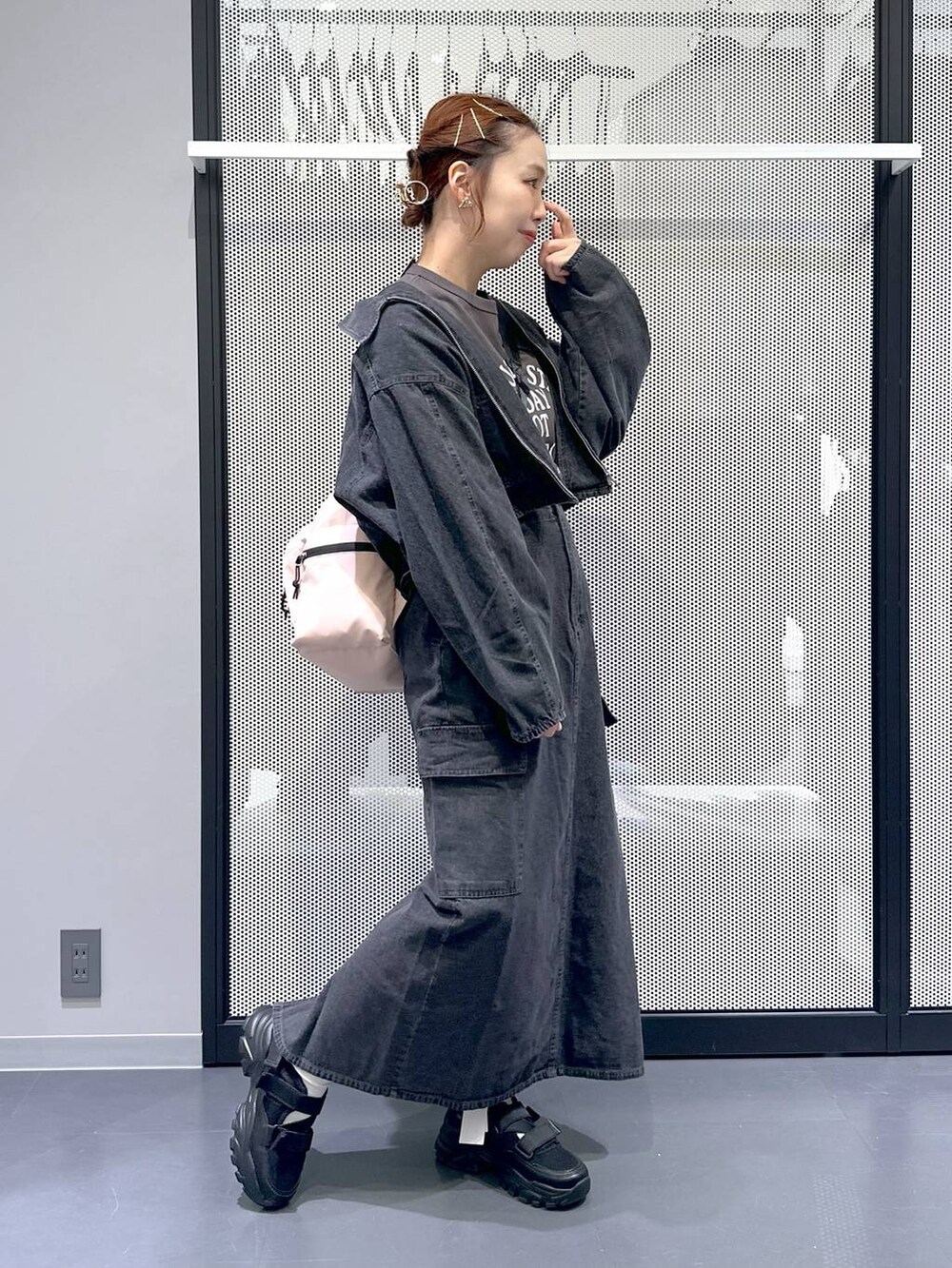 ブラック系のスニーカー、グレー系のデニムスカート、グレー系のデニムジャケットを着用したレディースの春コーディネートの3枚目の写真