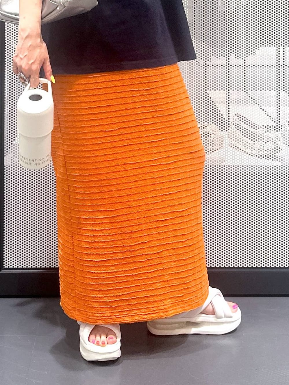 その他のショルダーバッグ、オレンジ系のスカート、ブルー系のTシャツ/カットソーを着用したレディースの夏コーディネートの5枚目の写真