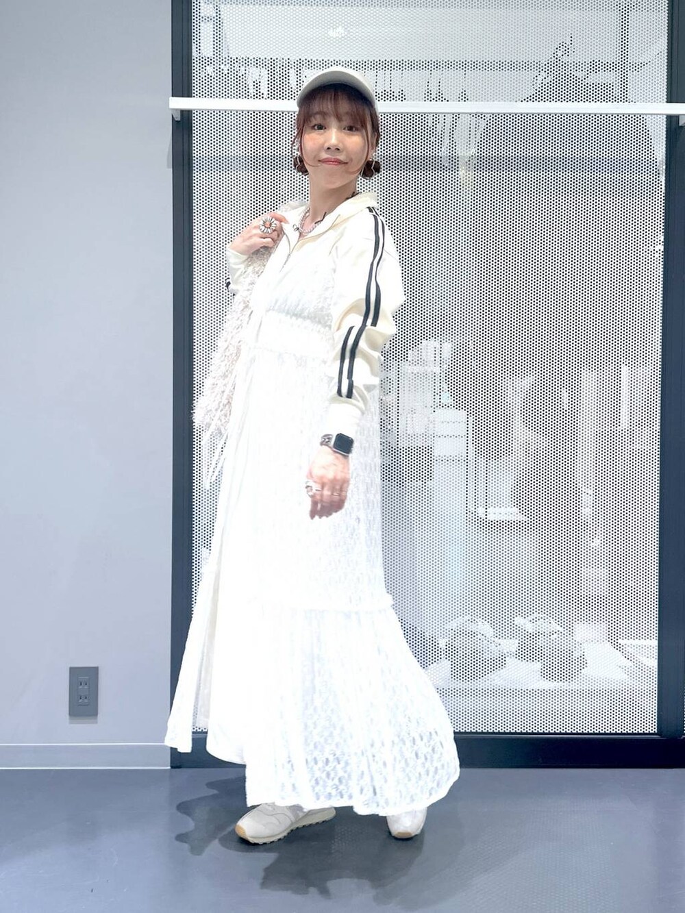 ホワイト系のスニーカー、ホワイト系のワンピース、ベージュ系のショルダーバッグを着用したレディースの秋コーディネートの6枚目の写真