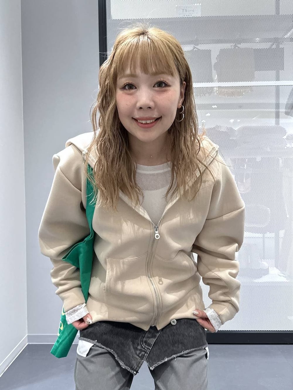 ホワイト系のTシャツ/カットソー、グリーン系のトートバッグ、ベージュ系のその他シューズを着用したレディースの冬コーディネートの2枚目の写真