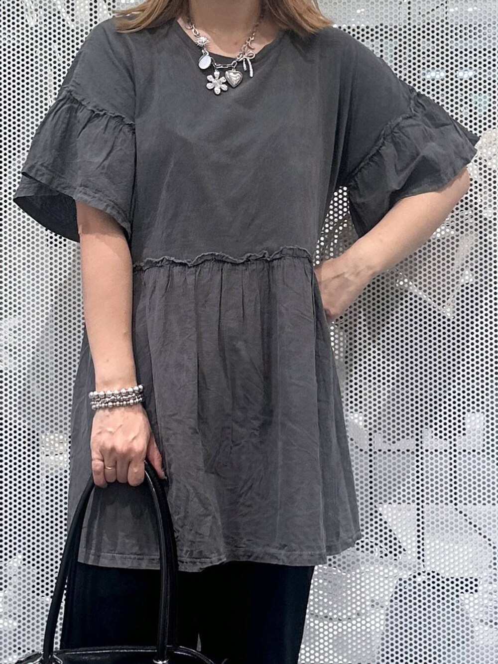 ブラック系のボストンバッグ、ブラック系のその他パンツ、グレー系のチュニックを着用したレディースの夏コーディネートの4枚目の写真