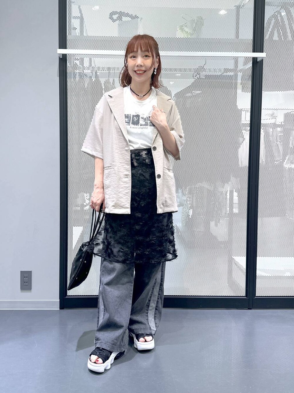 ブラック系のショルダーバッグ、ブラック系のデニムパンツ、ホワイト系のTシャツ/カットソーを着用したレディースの夏コーディネートの7枚目の写真