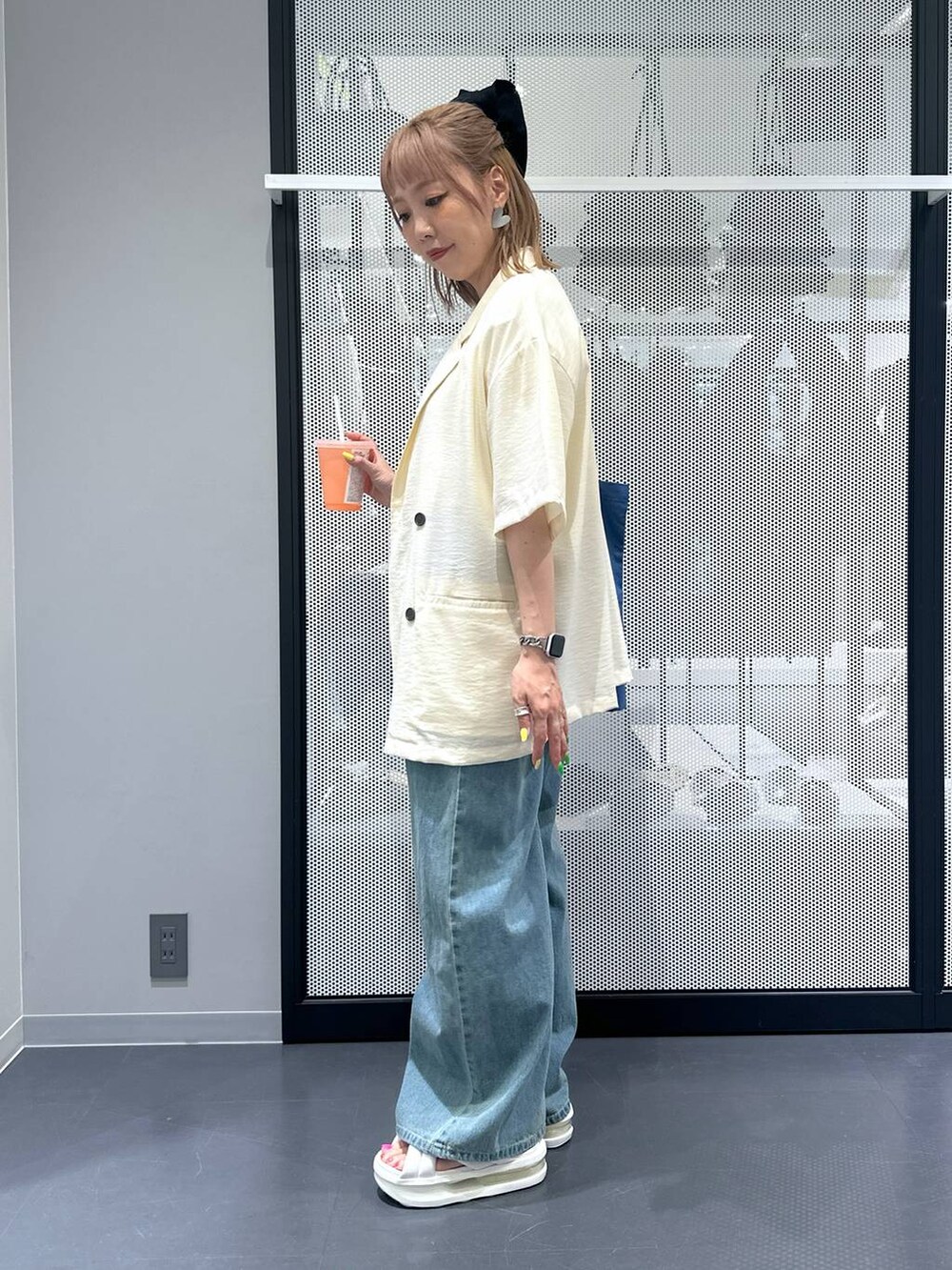 ブルー系のデニムパンツ、ホワイト系のTシャツ/カットソー、ホワイト系のテーラードジャケットを着用したレディースの春コーディネートの4枚目の写真