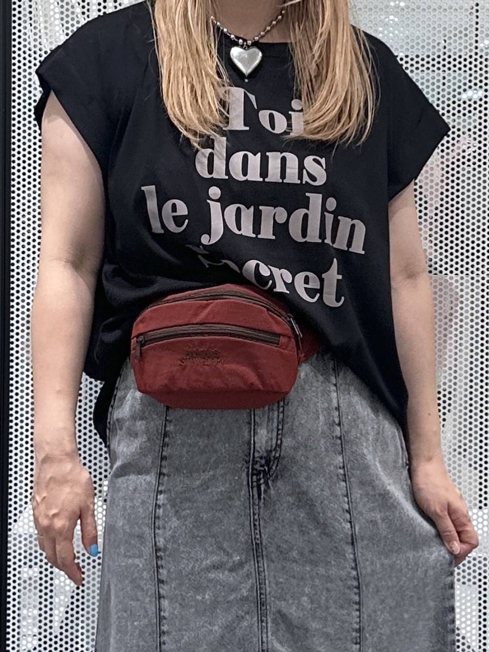 ブラック系のTシャツ/カットソー、レッド系のボディバッグ/ウエストポーチ、ブラック系のデニムスカートを着用したレディースの夏コーディネートの4枚目の写真
