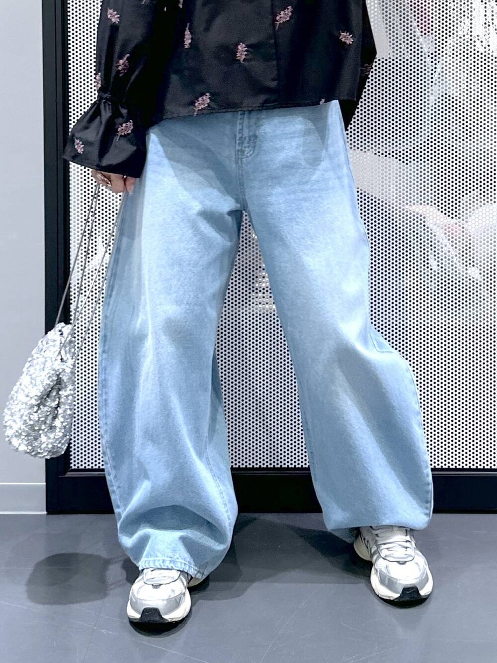 ブルー系のデニムパンツ、その他のショルダーバッグ、ブラック系のシャツ/ブラウスを着用したレディースの春コーディネートの6枚目の写真