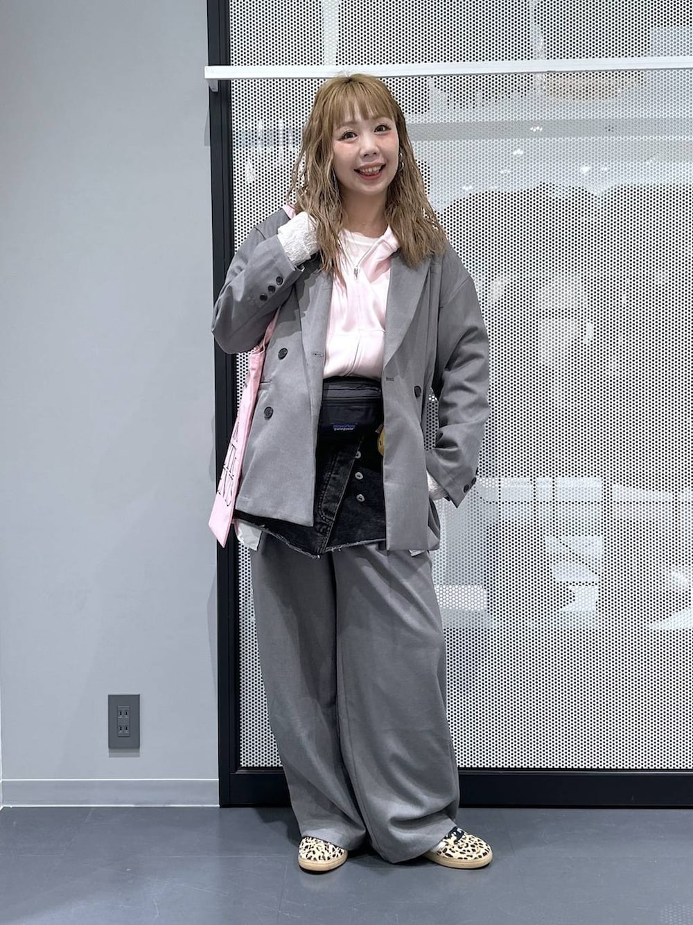 ホワイト系のTシャツ/カットソー、ピンク系のトートバッグ、ベージュ系のスニーカーを着用したレディースの春コーディネートの2枚目の写真