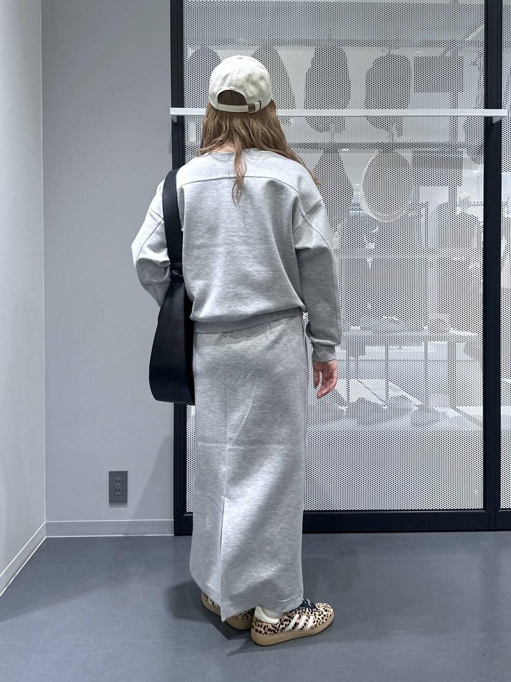 ベージュ系のその他シューズ、グレー系のスウェット、グレー系のスカートを着用したレディースの春コーディネートの3枚目の写真