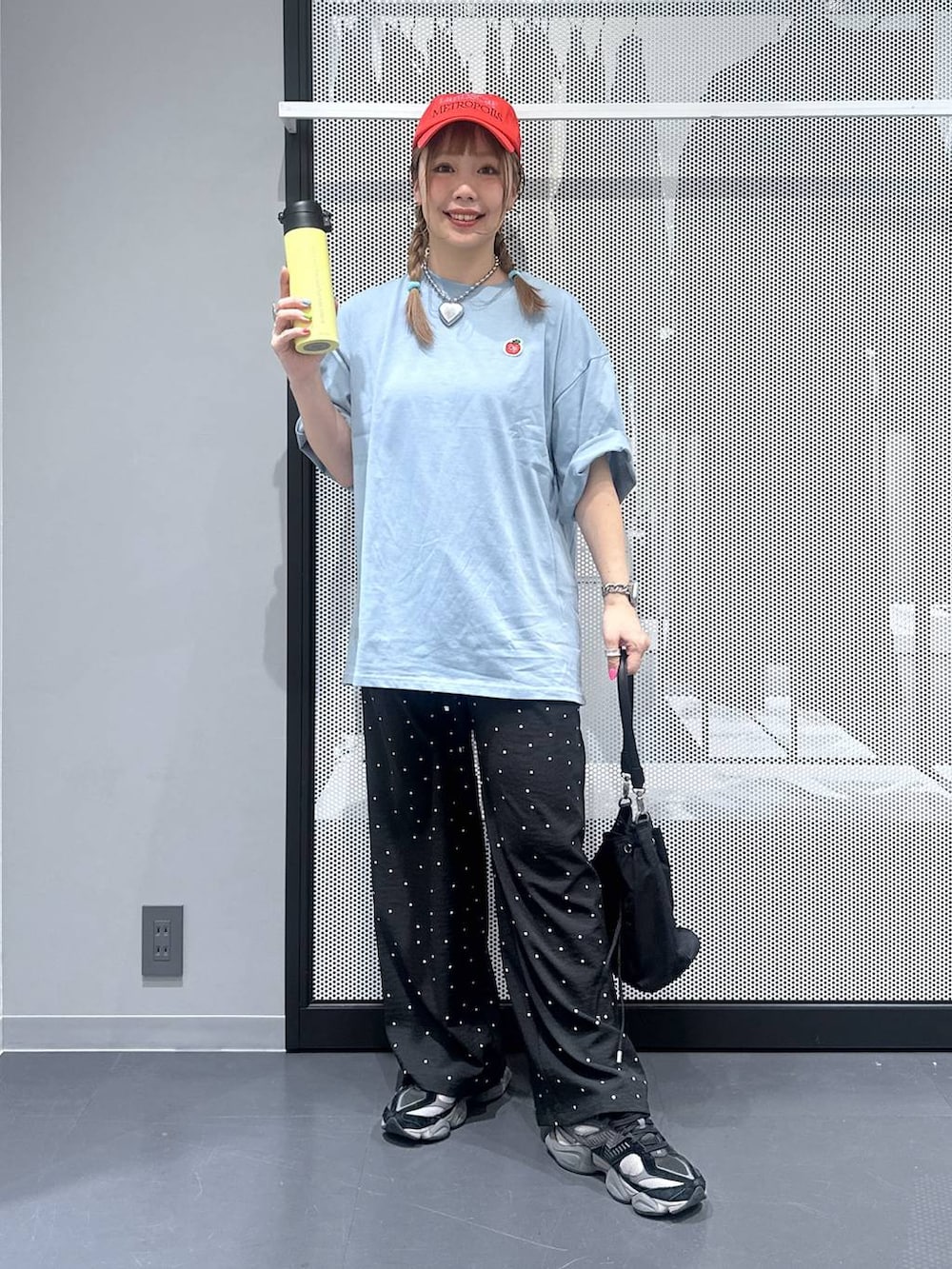 その他のその他パンツ、ブラック系のショルダーバッグ、その他のピアス（両耳用）を着用したレディースの春コーディネートの6枚目の写真