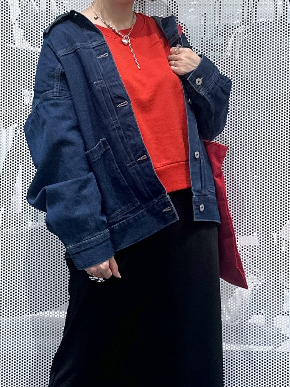 ブラック系のスカート、レッド系のトートバッグ、レッド系のパンプスを着用したレディースの秋コーディネートの4枚目の写真