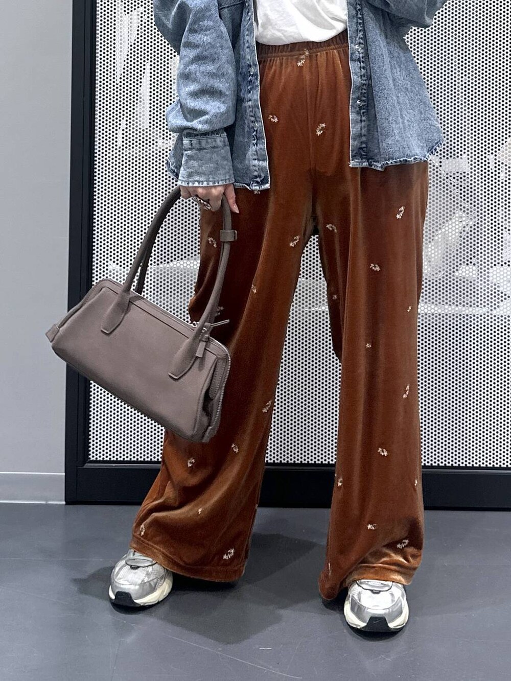 ブルー系のシャツ/ブラウス、ホワイト系のTシャツ/カットソー、オレンジ系のその他パンツを着用したレディースの秋コーディネートの5枚目の写真