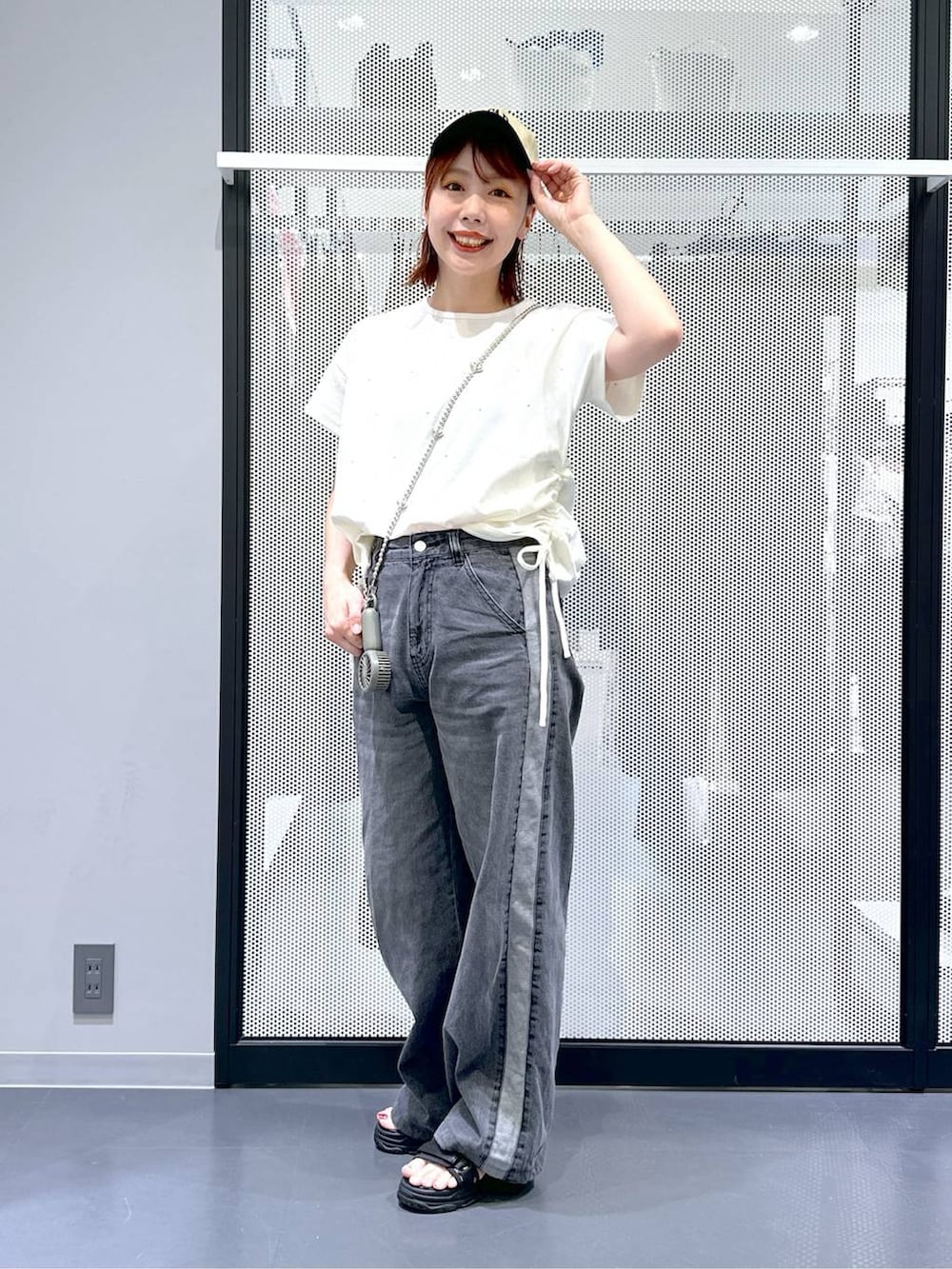 その他のサンダル、ブラック系のデニムパンツ、ホワイト系のTシャツ/カットソーを着用したレディースの夏コーディネートの5枚目の写真