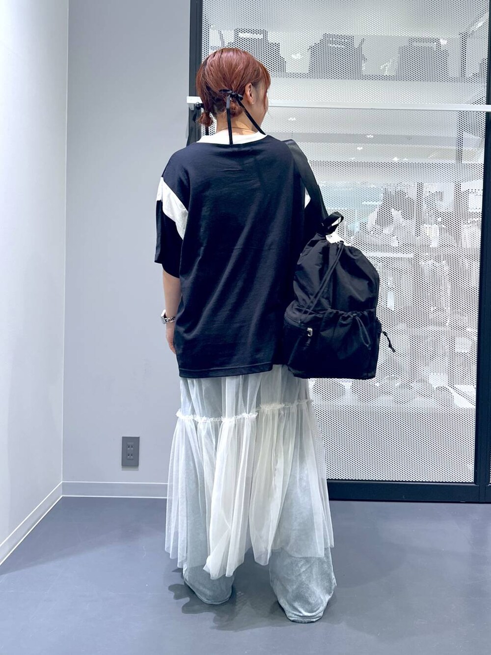 ホワイト系のワンピース、ブラック系のショルダーバッグ、ブラック系のTシャツ/カットソーを着用したレディースの夏コーディネートの3枚目の写真