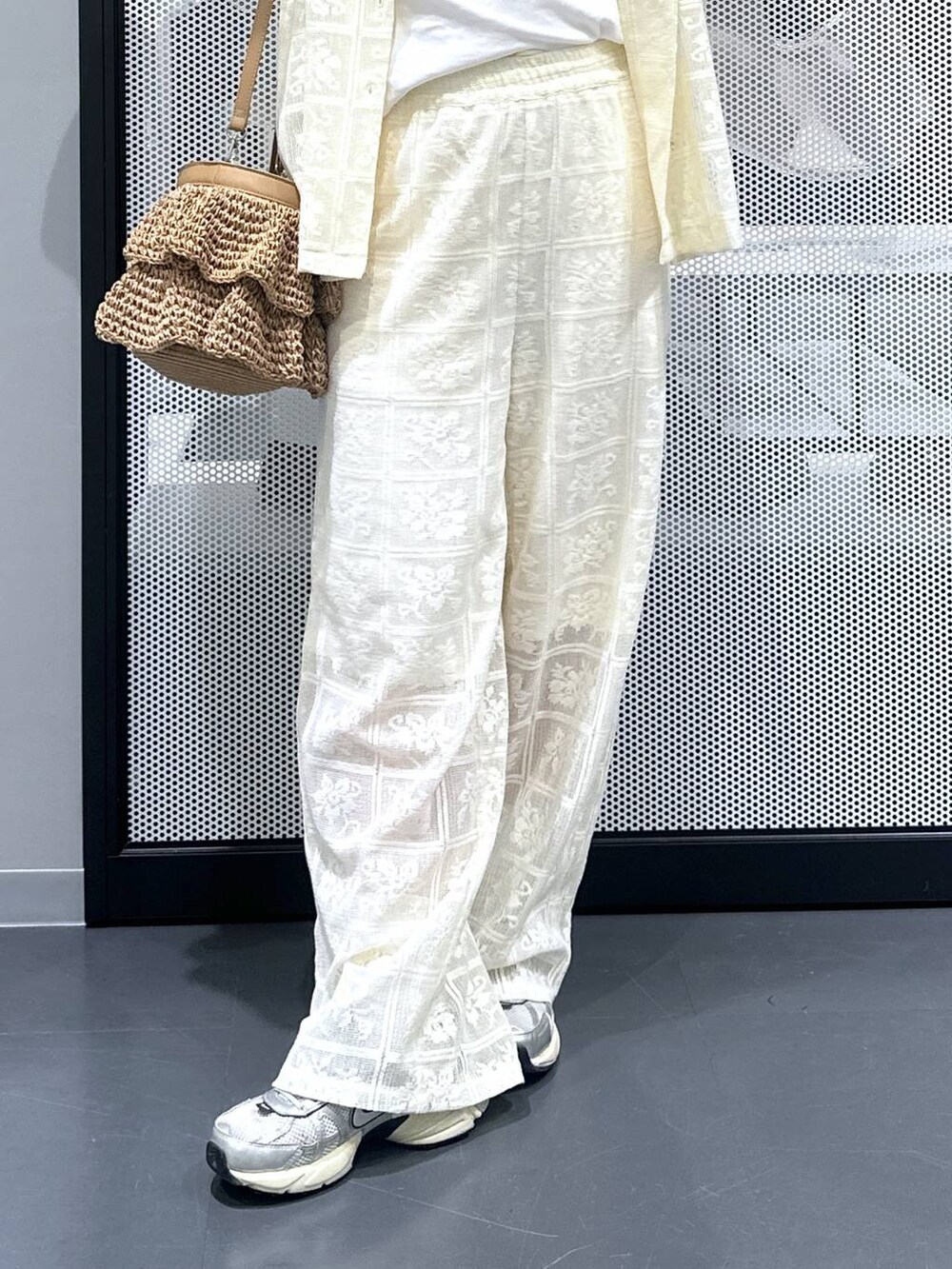 ベージュ系のショルダーバッグ、ホワイト系のTシャツ/カットソー、ベージュ系のその他パンツを着用したレディースの春コーディネートの4枚目の写真