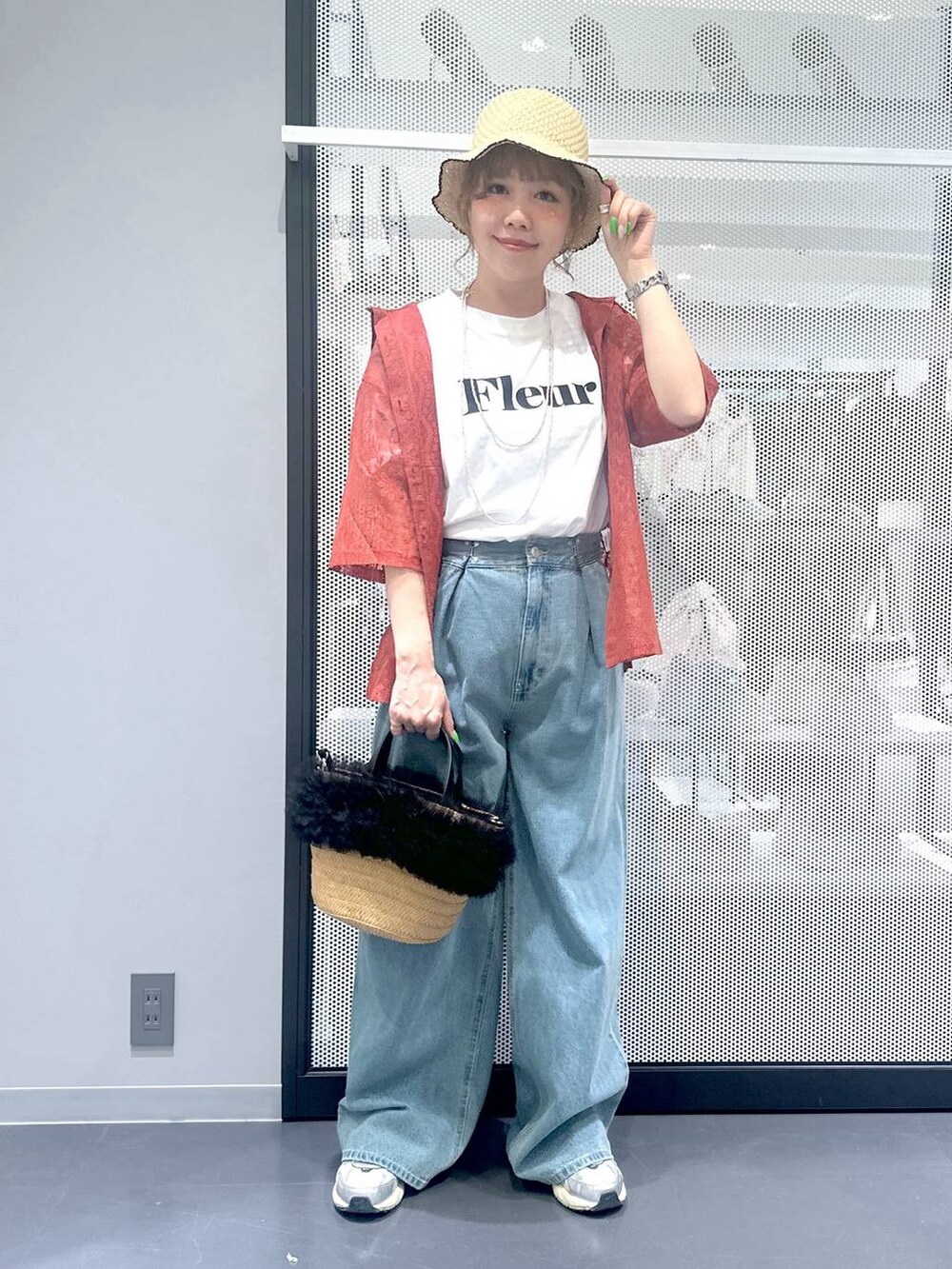 ブルー系のデニムパンツ、ホワイト系のTシャツ/カットソー、ベージュ系のショルダーバッグを着用したレディースの春コーディネートの2枚目の写真