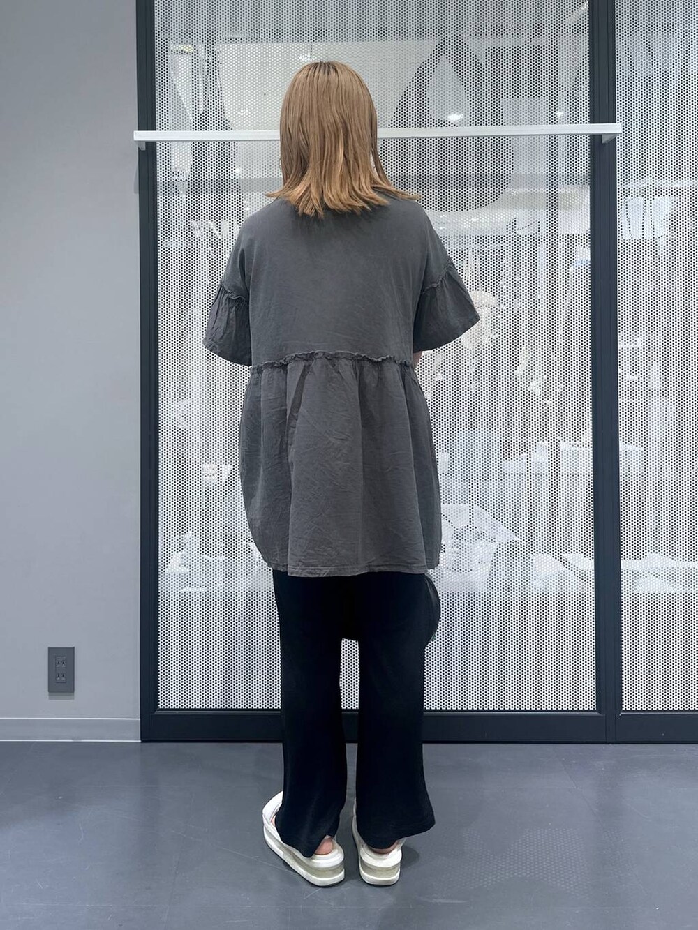 ブラック系のボストンバッグ、ブラック系のその他パンツ、グレー系のチュニックを着用したレディースの夏コーディネートの3枚目の写真