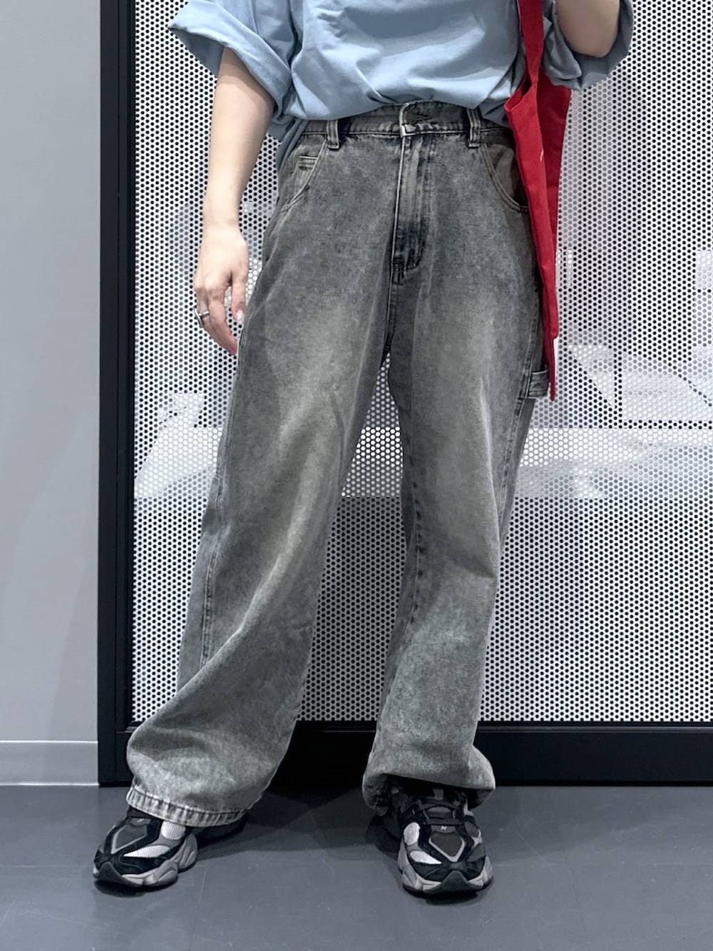 レッド系のトートバッグ、その他のピアス(両耳用)、シルバー系のデジタル腕時計を着用したレディースの夏コーディネートの6枚目の写真
