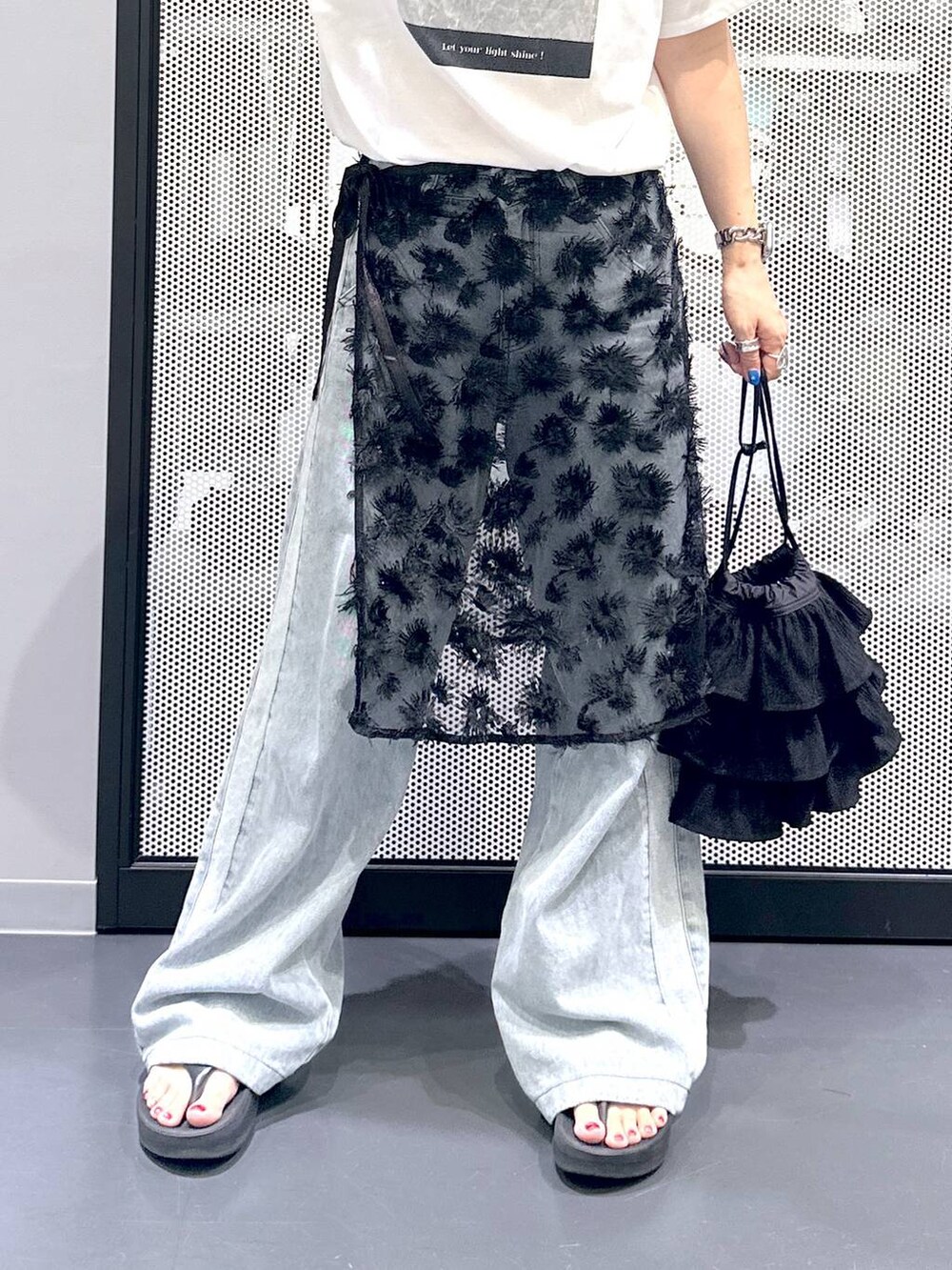 ブルー系のデニムパンツ、ホワイト系のTシャツ/カットソー、ブラック系のショルダーバッグを着用したレディースの夏コーディネートの5枚目の写真