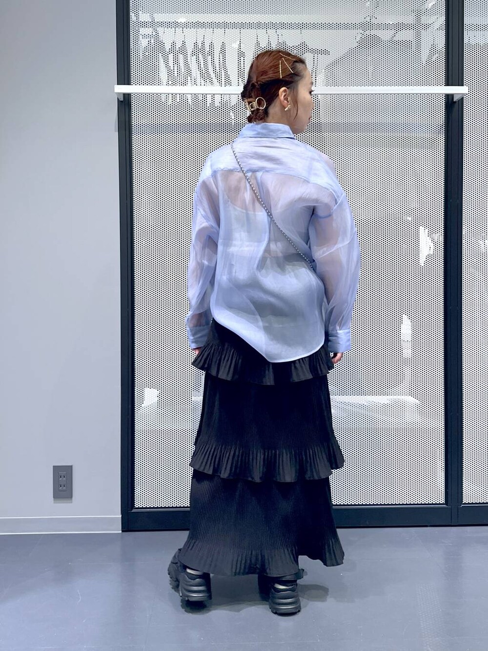 ブラック系のスニーカー、ブラック系のスカート、ブルー系のシャツ/ブラウスを着用したレディースの春コーディネートの4枚目の写真